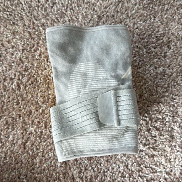 Futuro Elbow Comfort Support with Pressure Pads - Picture 7 of 8